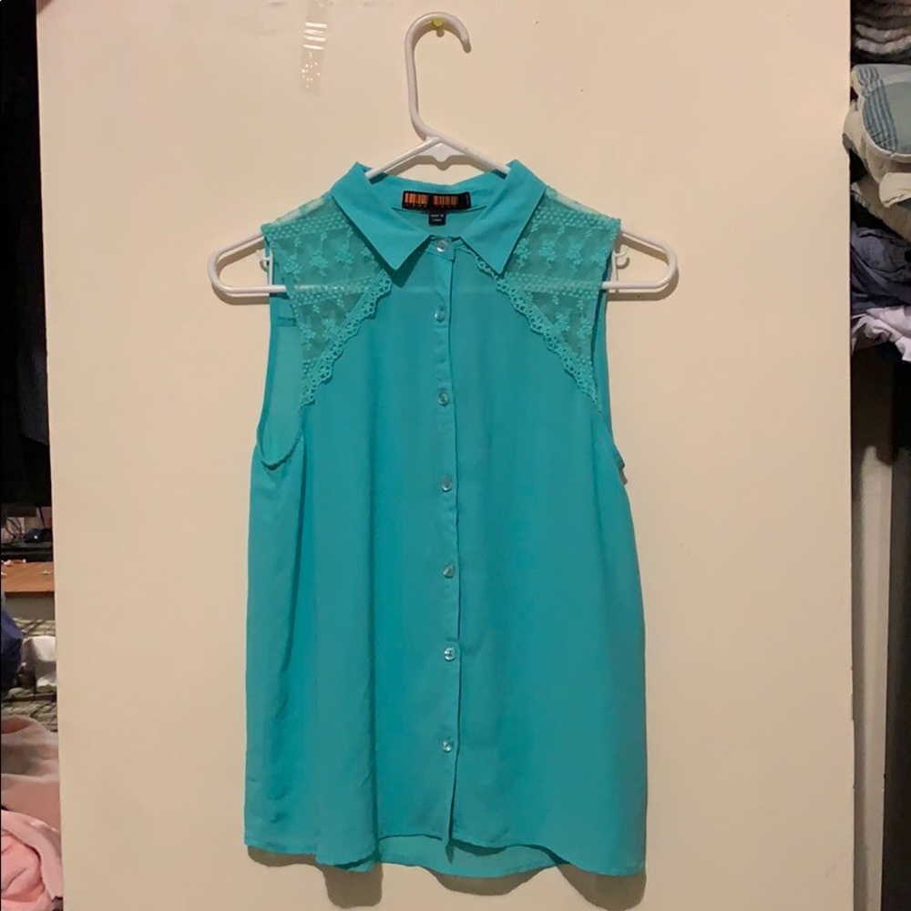 Turquoise georgette fabric shirt, no sleeves.